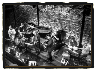 🔥🎶 DOUBLE CELLI ft. Baptiste Herbin @ Le Bal Blomet
🎻🎹🎻🥁🎷 Une soirée unique entre cordes, souffle et feu rythmique !
📸 Merci à ©Stéphane FELIX-https://www.instagram.com/felixstephane8/ pour ces magnifiques clichés !
🎷 Avec le saxophone incandescent de Baptiste Herbin
🎼 Johan Renard, Xavier Phillips, Olivier Calmel, Clément Petit, Frédéric Eymard, Antoine Banville
🎧 Écoute maintenant nos albums :
💿 Metamorphoses 👉 bfan.link/metamorphosesDC
💿 Immatériel 👉 bfan.link/immateriel
🌐 En savoir plus : doublecelli.com
✨ Le Bal Blomet / Frédérique Gallay / Dominique Abdesselam / Klarthe
Sacem / Centre National de la Musique / Maison de la Musique Contemporaine / Believe
.
.
.
.
#DoubleCelli #ChamberJazz #JazzLive #Concert #Musique #Metamorphoses #Creation #ContemporaryMusic #MusiqueContemporaine #Metamorphoses #Immatériel #Prokoviev #Ligeti #Bartok #KlartheJazz #BaptisteHerbin #OlivierCalmel #BaptisteHerbin #JohanRenard #XavierPhillips #ClementPetit #AntoineBanville #FredericEymard #JazzInParis #Saxophone #CordesEtJazz #Strings