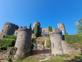 📢 Magnifique Festival Terres Vibrantes dans des lieux magiques !
Première mondiale 🎻 LE TAMBOUR DE ROMAIN 🎻
Nouveau quatuor à cordes par le Quatuor Kobalt
François Pineau-Benois & Clémentine Bousquet (violons),
Olivier Marin (alto), Alice Picaud (violoncelle)
📍 Festival Terres Vibrantes — 25 juillet
🏰 Château de Chouvigny
🎶 Commande du Festival Terres Vibrantes, en partenariat avec Blackpingooprod
🔥 "Le Tambour de Romain", c’est l’histoire d’un rythme insoumis.
Romain, esclave insurgé de Martinique, frappait son tambour comme on affirme sa liberté. Un battement porteur de mémoire, de résistance, de souffle.
Aujourd’hui, ce tambour résonne autrement : par les cordes, il retrouve sa voix.
🎫 www.terresvibrantes.com
👉 www.oliviercalmel.com/oeuvres/le-tambour-de-romain
@allierdpt @combrailles.auvergne @combrailles_sioule_morge @region_auvergnerhonealpes @departement63 @sacem @musiquecontemporaine @caissedesdepots @smad_des_combrailles 
#QuatuorKobalt #LeTambourDeRomain #OlivierCalmel #FestivalTerresVibrantes #CréationMondiale #MusiqueContemporaine #QuatuorÀCordes #FestivalMusique #MusiqueDeChambre #MémoireEtRésistance #ArtEtLiberté