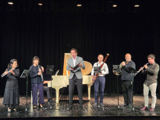 ✨ Souvenir heureux de la création des premières mélodies – Marine et Sylves – de mon cycle « Souffles de nature » 🌿🎶
Dédié à Cyrille Dubois, Michaël Ertzcheid (piano) & ARTECOMBO
➡️ Mayu Sato (flûte) | Baptiste Gibier (hautbois) | Julie Dufossez (clarinette) | Cyril Normand (cor) | Frank Sibold (basson)
📍 Festival Les Musicales de la Sélune – Le Géricault
🔗 https://cyrille-dubois.fr/
🔗 https://www.artecombo.com/
🔗 https://www.musicalta.com/project/michael-ertzscheid/
🔗 https://www.oliviercalmel.com/catalogue
🔗 Éditions Musicales Artchipel https://www.artchipel.net/
.
.
.
.
#CréationMusicale #SoufflesDeNature #Mélodie #Cycle #Festival #Creation #MusicPremiere #OlivierCalmel #MusiqueContemporaine #QuintetteAVent #ConcertClassique #ClassicalMusic #Singer #Piano #WindQuintet #ComposerLife #MusicPremiere #frenchcomposer