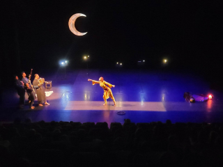 CARAVANE GAZELLE 🐪🎵🐎🎶 on the road again !!
Avec Julie Martigny et le quintette à vent ArteCombo
Mise en scène : Illich L’Hénoret
Texte : Florence Prieur · Musique : Olivier Calmel · Costumes : Dulcie Best
C’était génial au Théâtre Antoine Watteau ✨
Quel bonheur de voir cette œuvre évoluer d’année en année !
« Chameau et Gazelle ne se quittent pas…
Ils préfèrent croire, comme dans les histoires,
que l’on aime qui l’on aime — et surtout qui l’on veut. »
Longue vie à notre amour de Gazelle ❤️
#caravanegazelle #concert #creation #musiquedechambre #chambermusic
#musiquecontemporaine #contemporarymusic
#woodwind #woodwindquintet #quintetteavent
#theatre #spectacle #conte #tale
#jeunepublic #familyshow
#culture #artsdelascene #liveperformance
#theatreantoinettewatteau #Klarthe