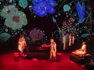 🎭 🖋️💜 SUZANNE ET LÉOPOLD, PERLES NOIRES : Avignon en force ! ⏳
Voici les premiers visuels de cette création lyrique vibrante : Un spectacle total où les voix de Suzanne Roussi-Césaire et Léopold Sédar Senghor s’unissent dans un dialogue poétique et politique d'une modernité absolue.
Cette œuvre pour soprano, ténor, percussions et ensemble à cordes est une traversée sonore captivante entre deux mondes.
Ne manquez pas les deux dernières représentations demain mercredi et jeudi !
🎭 FESTIVAL D’AVIGNON OFF
🗓️ Dernières dates : Mercredi 8 & Jeudi 9 Juillet à 11h00
📍 Théâtre de la Chapelle du Verbe Incarné
🎟️ Réservez vos places :
➡️ https://www.verbeincarne.fr/programmation/suzanne-leopold-perles-noires/
➡️ https://www.festivaloffavignon.com/spectacles/9008-suzanne-et-leopold-perles-noires
🎼 Notes de création & Vidéo complète :
🌐 https://www.oliviercalmel.com/oeuvres/suzanne-et-leopold-perles-noires
📺 Teaser vidéo : https://www.youtube.com/watch?v=Ck4pigCqfNI
✨ L’ÉQUIPE ARTISTIQUE
🎤 Interprètes : Marie-Claude Bottius (soprano) / Thomas Morris (ténor)
🎼 Musique : Roger Calmel & Olivier Calmel – Éditions Musicales Artchipel
🥁 Percussions : Amadou Daou
🎭 Mise en scène : Hervé-Claude Ilin
💡 Scénographie & Lumières : Jeanne Degois
🧵 Costumes : Marie Llorens
👥 Production : Opéra Paris Outre-Mer (Membre FEVIS)
🎵 Bande son teaser vidéo : ' Shaman ' par l'Ensemble Calliopée (Karine Lethiec, alto et direction artistique / Thierry Miroglio, percussions) - Éditions Musicales Artchipel.
🙏 Merci à nos précieux partenaires : Ville de Paris, Adami, CNM, Sacem, Spedidam, La Fondation pour la mémoire de l’esclavage, et l’Arcal.
#SuzanneEtLeopold #PerlesNoires #FestivalAvignon #Avignon2026 #FestivalOff2026 #CreationLyrique #OperaParisOutreMer #Senghor #SuzanneCesaire #OlivierCalmel #MusiqueContemporaine #TheatreMusical #AvignonOff