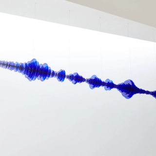 ✨ GRAVITY RIPPLES 🎆🎼 au MusVerre ✨
Heureux de vous annoncer que mon trio « Gravity Ripples » 🎶
fait désormais partie de l’expérience du MusVerre, aux côtés de l’œuvre du maître verrier Jérémy Maxwell Wintrebert qui l’a inspiré !
Créée pour le Festival Harpe en Avesnois, la pièce est à retrouver sur l’album
📀 LES IMPROBABLES (Evidence Classics).
🎻 Pauline Haas
🎼 Thomas Bloch
🎷 Michel Supéra
🎧 Écoutez le single & précommandez l’album :
👉 https://aparte.lnk.to/Les-Improbables-Olivier-Calmel
#GravityRipples #OlivierCalmel #JeremyMaxwellWintrebert
#LesImprobables #MusVerre #ArtEtMusique
#MusiqueContemporaine #MusiqueDeChambre
#GlassHarmonica #Harpe #Saxophone
#CreationArtistique #EvidenceClassics